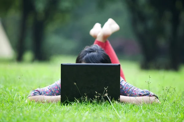 Mulher atraente usando laptop ao ar livre — Fotografia de Stock