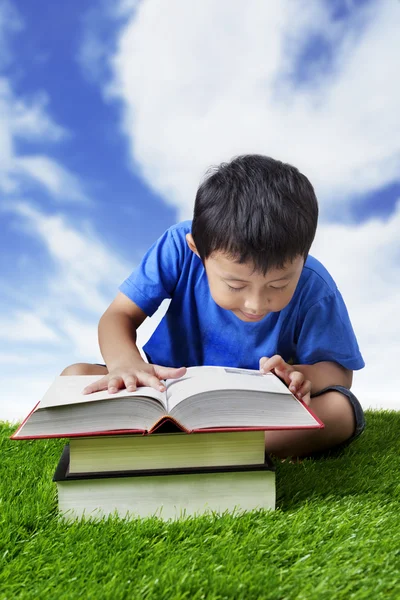Boy práctica de lectura al aire libre — Foto de Stock