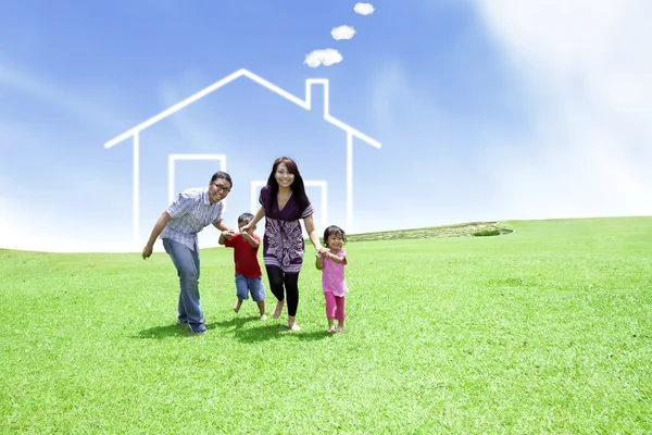 Fröhliche Familie mit gezeichnetem Haus — Stockfoto