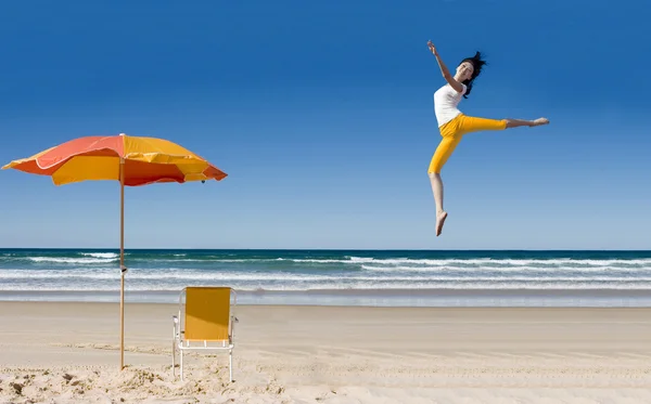 Цветной пляжный зонтик — стоковое фото