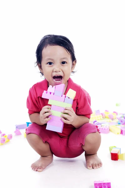 Menina joga lego — Fotografia de Stock