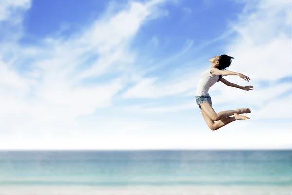 Женщина летит на пляже — стоковое фото