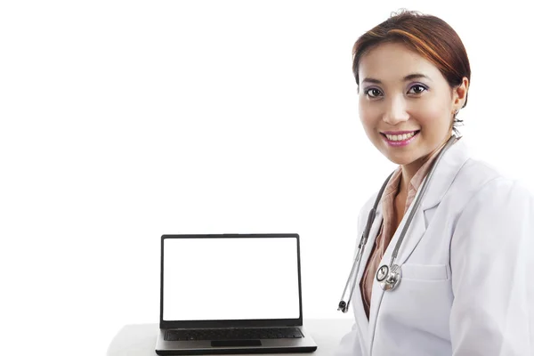 Unga läkare poserar med laptop — Stockfoto