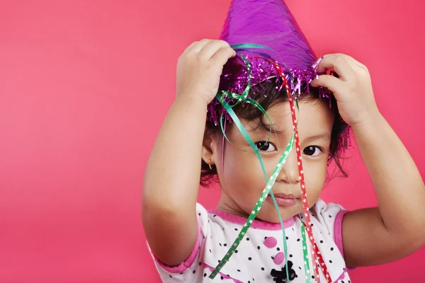 Niedliches Mädchen trägt eine Party-Mütze — Stockfoto