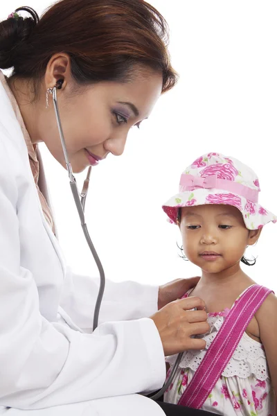 Orvos vizsgálata gyermek fonendoszkóp — Stock Fotó