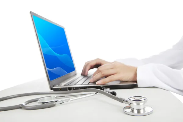Médecin avec stéthoscope et ordinateur portable — Photo