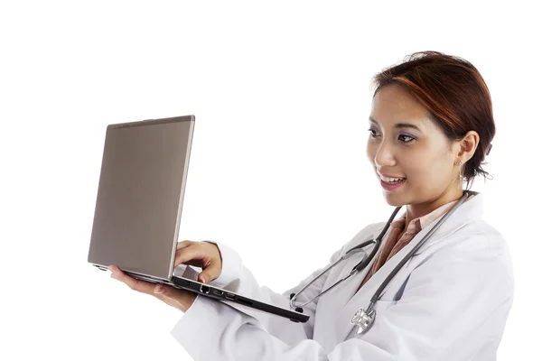 Zufriedener Arzt arbeitet am Laptop — Stockfoto