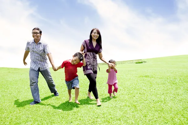 牧草地で幸せなアジア家族 — ストック写真