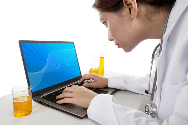 Scientist woman working on a laptop — Stock Photo, Image