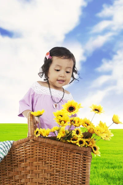 Милая маленькая девочка с подсолнухами — стоковое фото