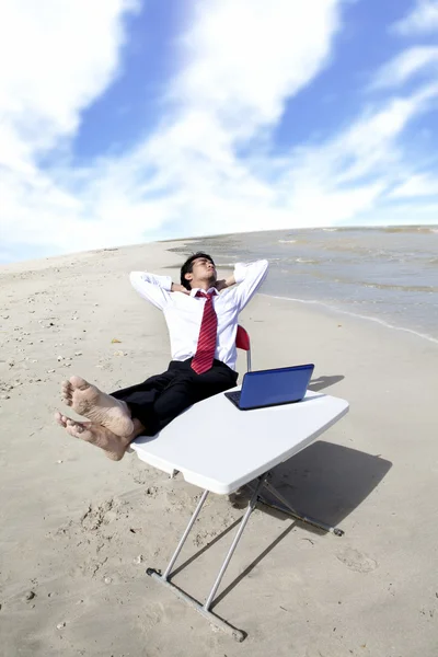 Бизнесмен расслабляется на открытом воздухе — стоковое фото