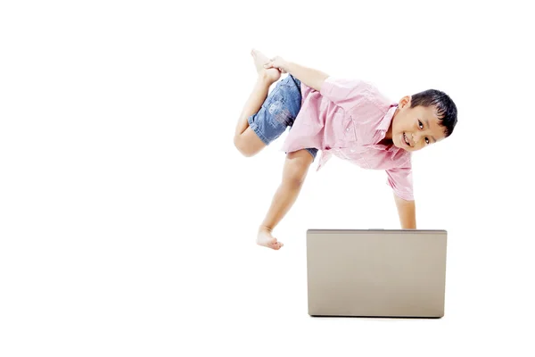 Dizüstü bilgisayar ile çekici çocuk — Stok fotoğraf