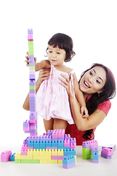 Mädchen mit Mutter spielt Lego — Stockfoto