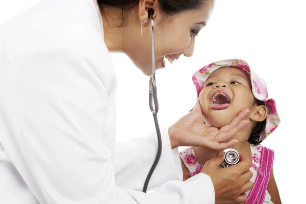 Женщина-врач осматривает ребенка — стоковое фото