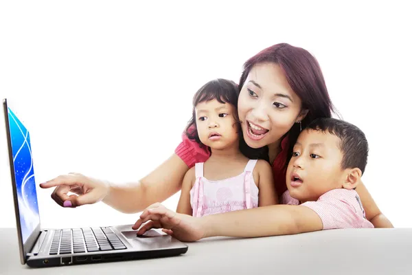 Familjen surfa på internet — Stockfoto