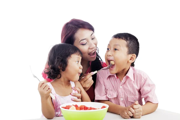 Eating a healthy snack — Stock Photo, Image