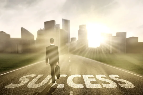 Succesvolle zakenman lopen buiten — Stockfoto
