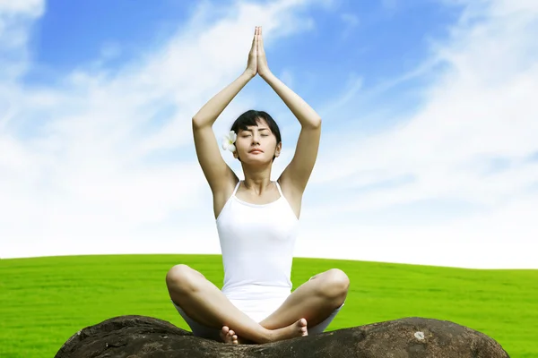 Schöne asiatische Frau Yoga — Stockfoto