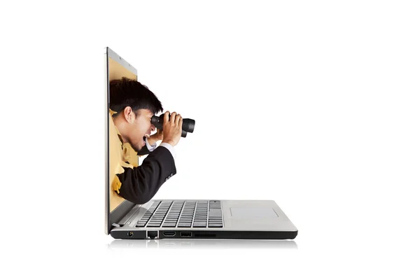 Üzletember-távcső-ból laptop — Stock Fotó
