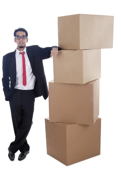 Biznesmen z stosu kartonu — Zdjęcie stockowe