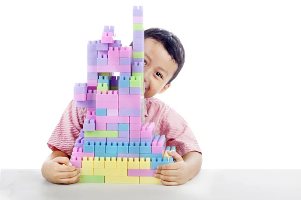 Kleiner Junge mit Legosteinen — Stockfoto