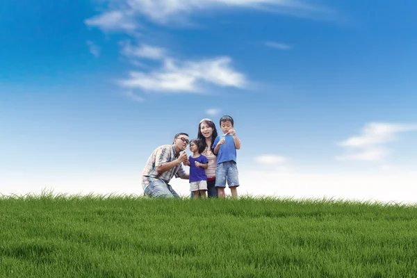 Азиатская семья играет с пузырьком на открытом воздухе — стоковое фото