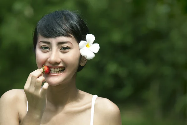 Dulce mujer asiática comiendo fresa — Foto de Stock
