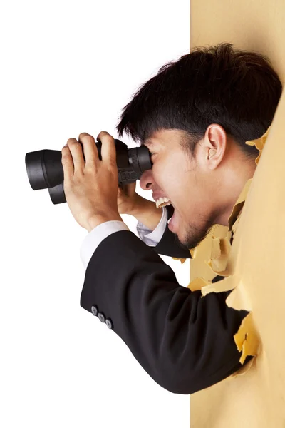 Geschokt zakenman op zoek met verrekijkers — Stockfoto