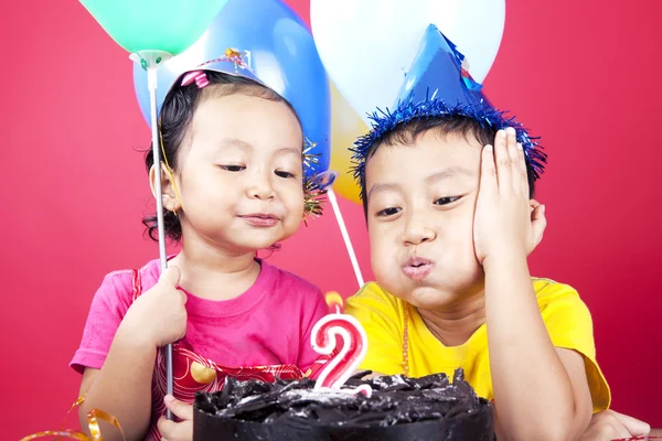 Азиатские дети празднуют день рождения — стоковое фото