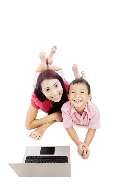 Donna sorridente e suo figlio con computer portatile — Foto Stock
