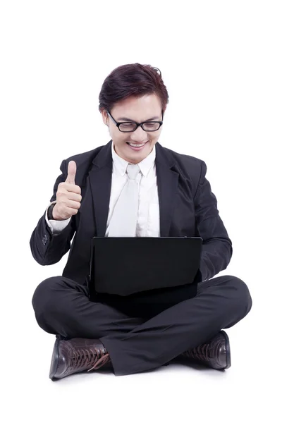Empresário de sucesso usando laptop — Fotografia de Stock