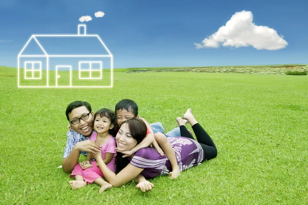 Asiatische Familie mit Traumhaus lizenzfreie Stockfotos