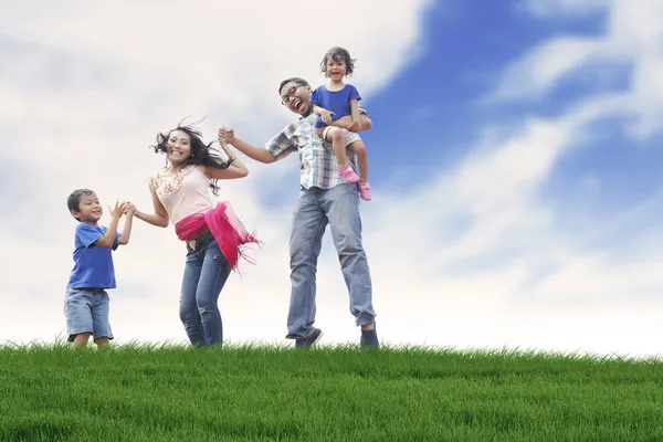 Familia feliz en verano Imágenes de stock libres de derechos