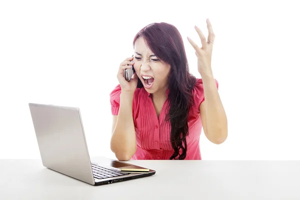 Θυμωμένη γυναίκα φωνάζει στο τηλέφωνο — Φωτογραφία Αρχείου