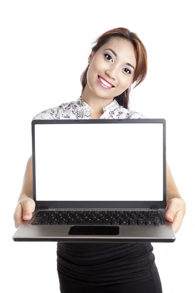 Zakenvrouw met lege laptop monitor — Stockfoto