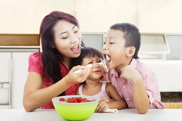 Eten fruitsalade — Stockfoto