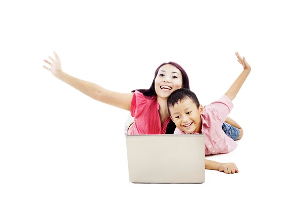 幸福的家庭与便携式计算机 — 图库照片