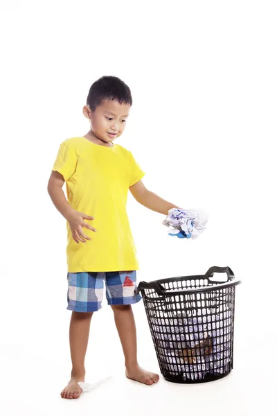 Mały chłopiec wyrzucanie odpadów papieru — Zdjęcie stockowe