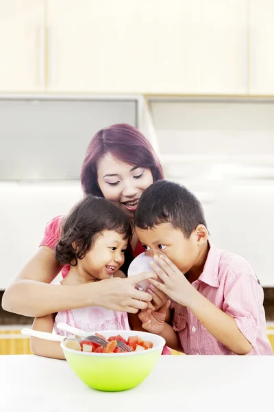 Moeder en kinderen in keuken — Stockfoto