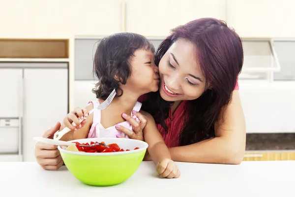 Mother and daughter in kitchen — Stock Photo, Image