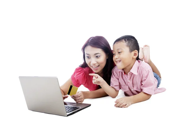 Mãe e filho compras online — Fotografia de Stock