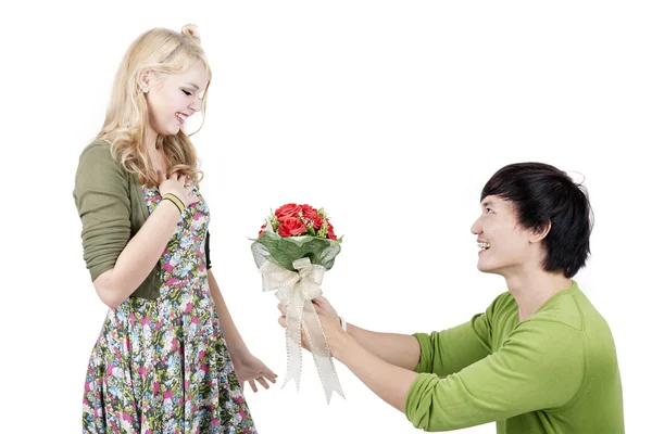 Romantische man geven van bloemen — Stockfoto