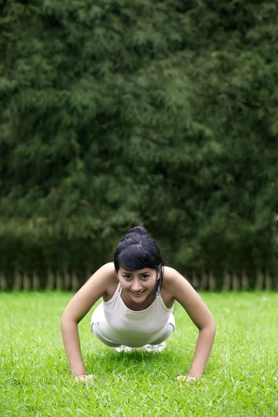 Mulher atraente exercitando ao ar livre — Fotografia de Stock