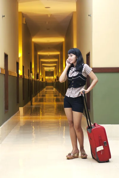 Vacker kvinna i hotellkorridoren — Stockfoto