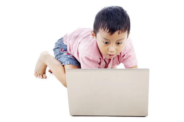 Menino usando laptop seriamente — Fotografia de Stock