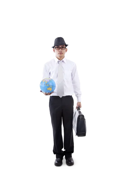 Бизнесмен с глобусом и портфелем — стоковое фото