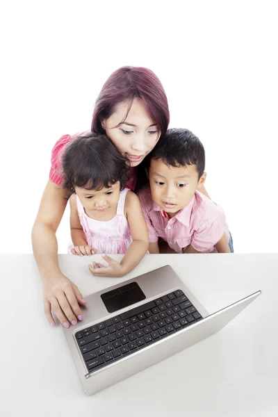 Familj som använder bärbar dator — Stockfoto