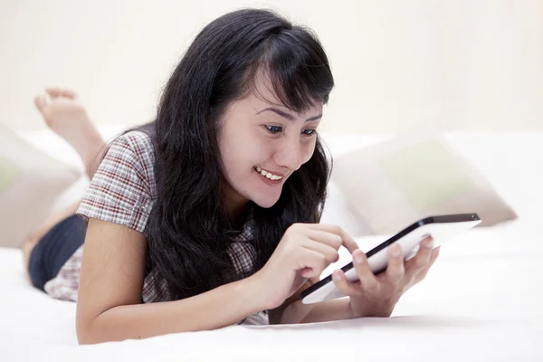 Playing game on tablet — Stock Photo, Image