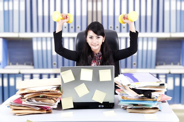 Poderosa mujer de negocios en la oficina —  Fotos de Stock