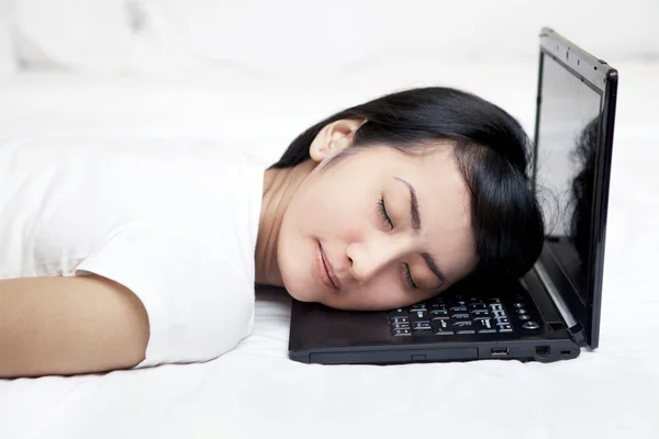 Mooie vrouw slapen met laptop — Stockfoto